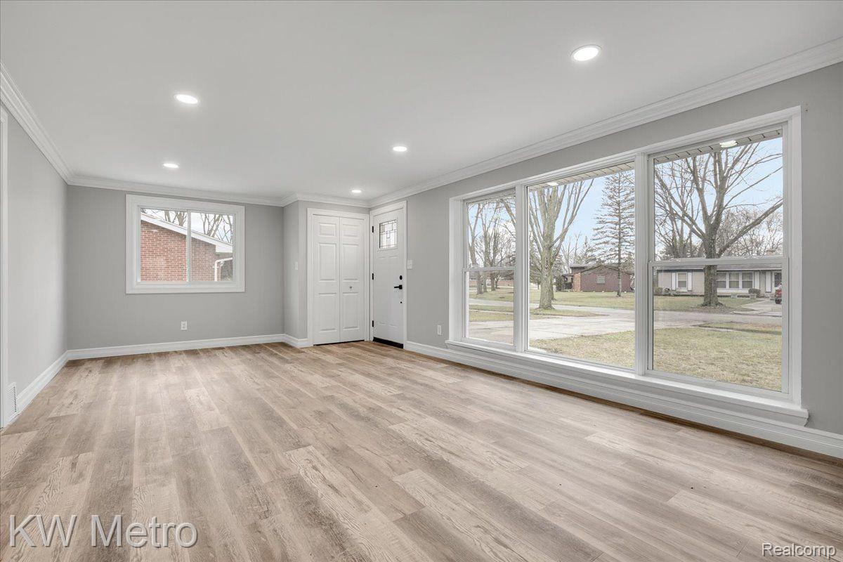 29270 Rambling Road Southfield, MI 48076 - Photo 5 of 33 Gallery Image 5