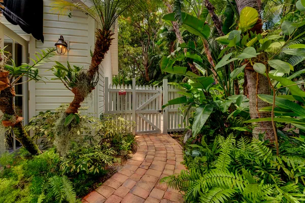 $16,000 | 306 North Swinton Avenue, Delray Beach, FL 33444