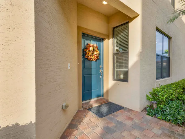 a view of entryway front of house