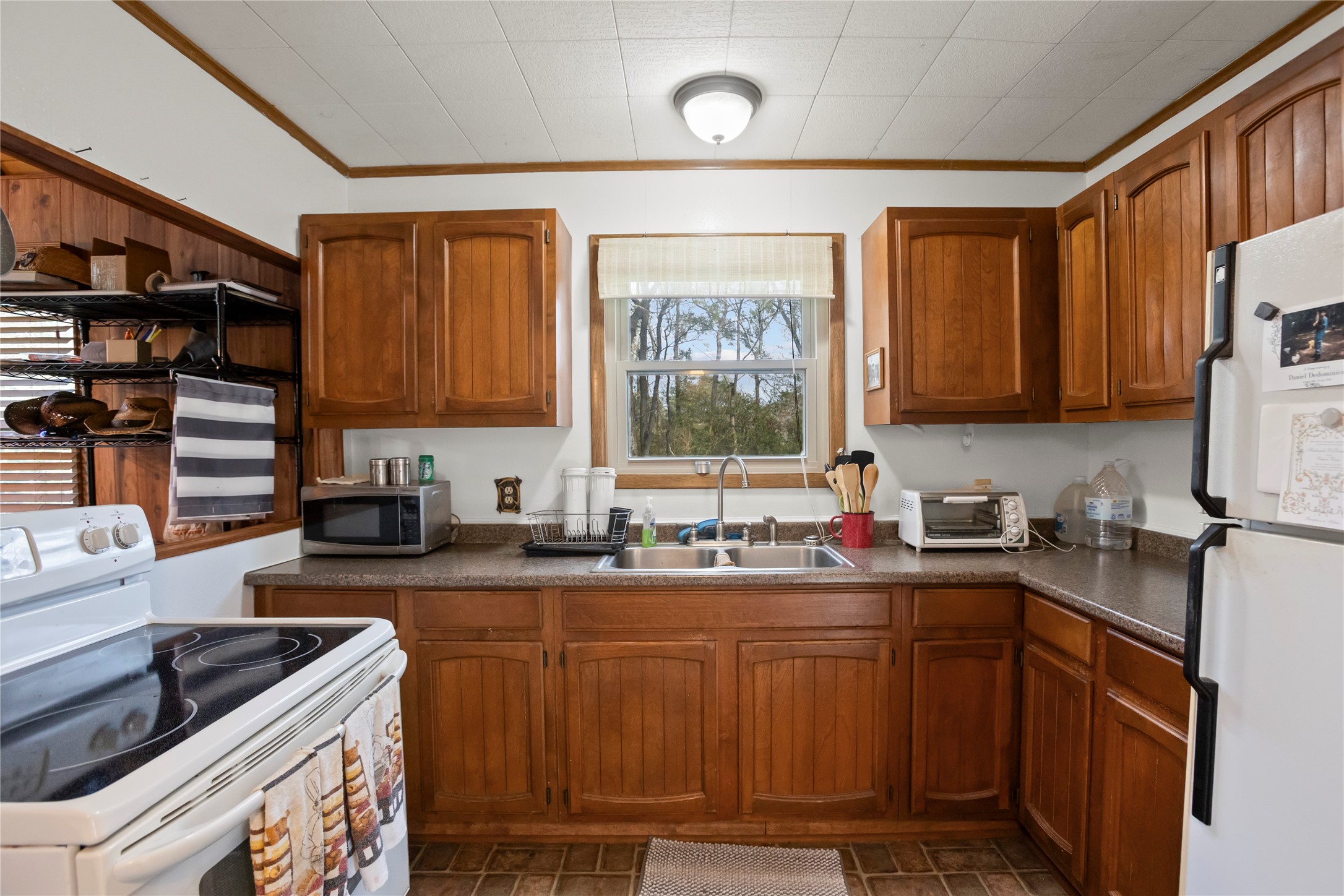 20 Shannon Street Huntsville, TX 77320 - Photo 15 of 29 a kitchen with stainless steel appliances granite countertop a sink stove cabinets and wooden floor