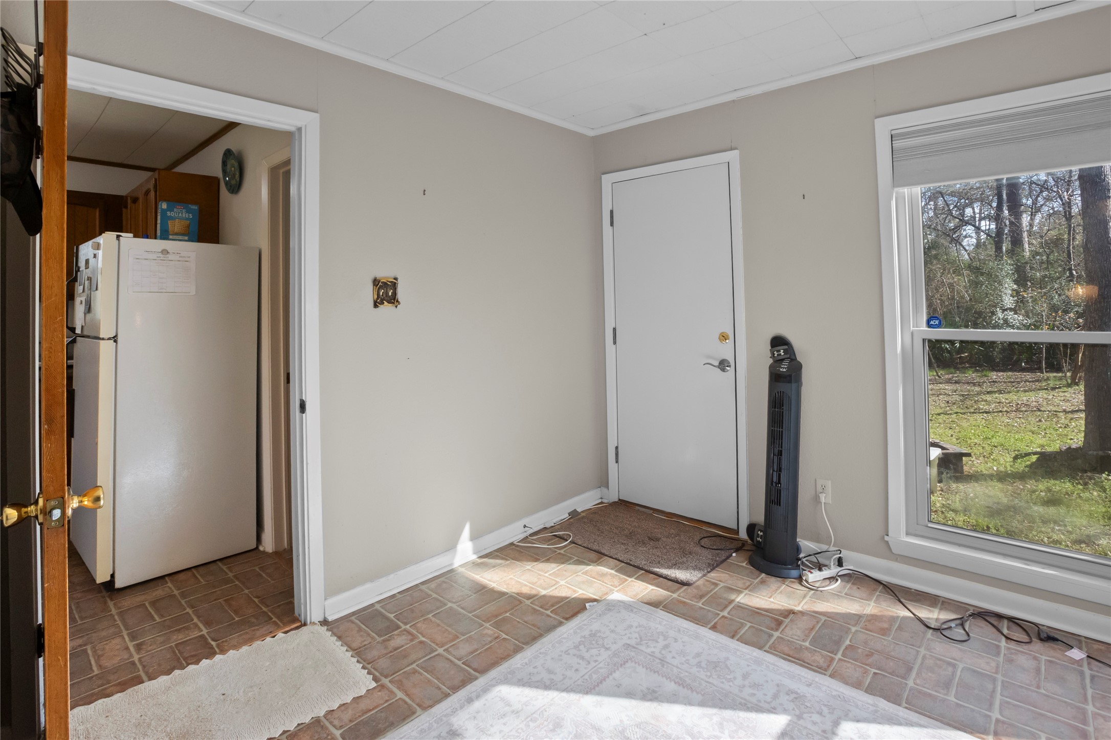 20 Shannon Street Huntsville, TX 77320 - Photo 18 of 29 a view of an empty room with a window