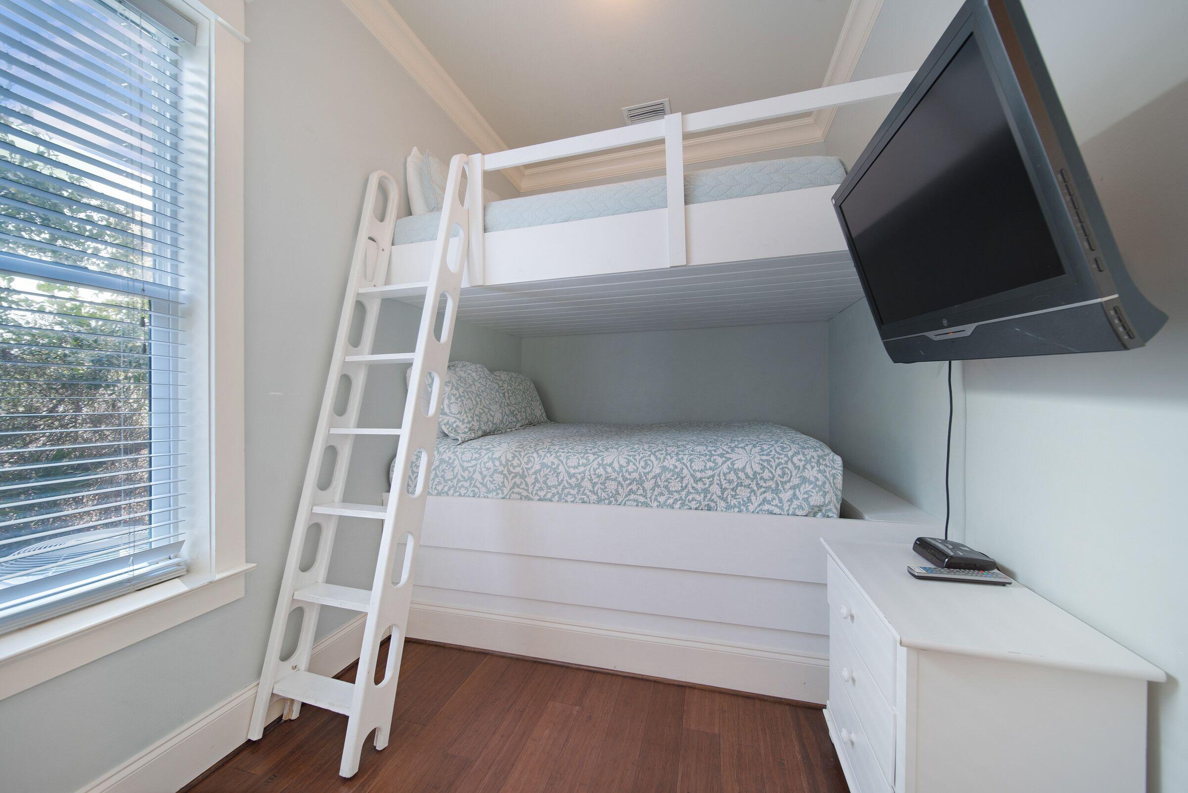 4836 Ocean Boulevard Destin, FL 32541 - Photo 63 of 71 a bedroom with a flat tv screen and a ceiling fan
