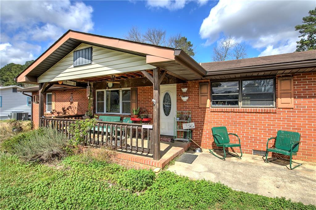 29 Johns Drive Northeast Rome, GA 30165 - Photo 2 of 26 a front view of a house with garden