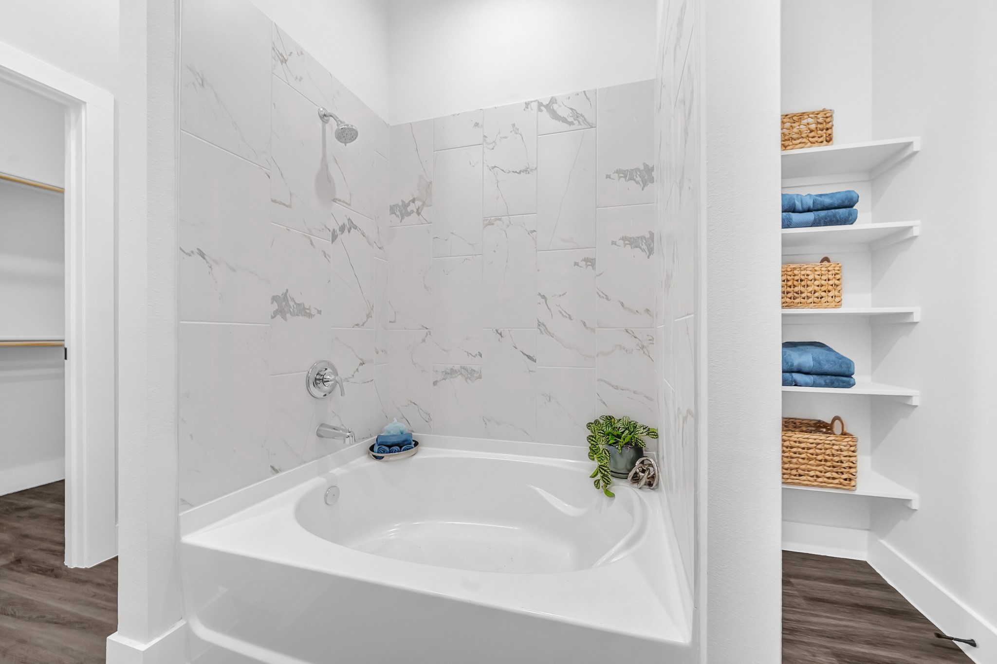 38634 Spur 149 Road, Unit 39B Magnolia, TX 77354 - Photo 14 of 50 PRIMARY BATHROOM BOASTS GARDEN SOAKER TUB AND PLENTY OF SHELVING!