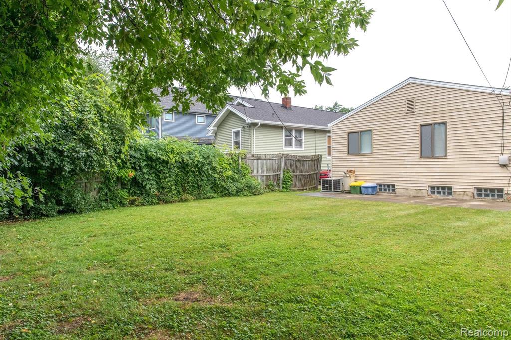 1249 Princeton Road Berkley, MI 48072 - Photo 6 of 38