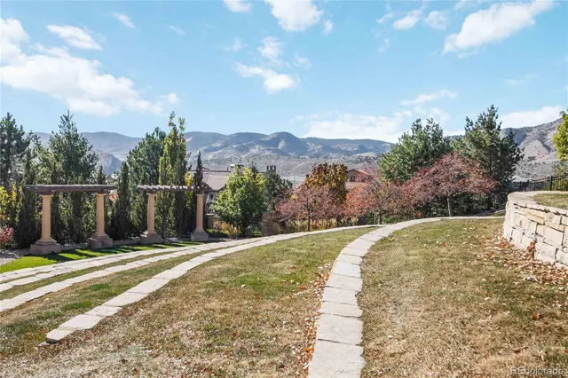 a view of a backyard