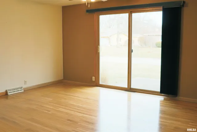 $239,900 | 27 Harvester Road, Canton, IL 61520