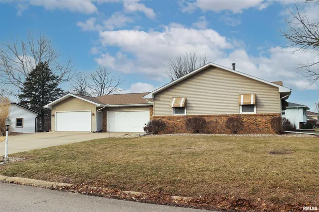 $239,900 | 27 Harvester Road, Canton, IL 61520