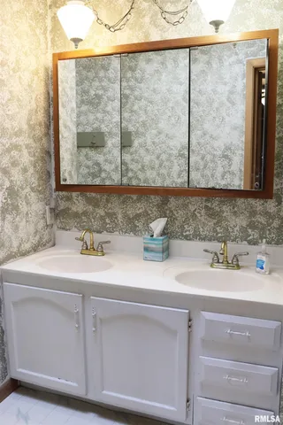 $239,900 | 27 Harvester Road, Canton, IL 61520