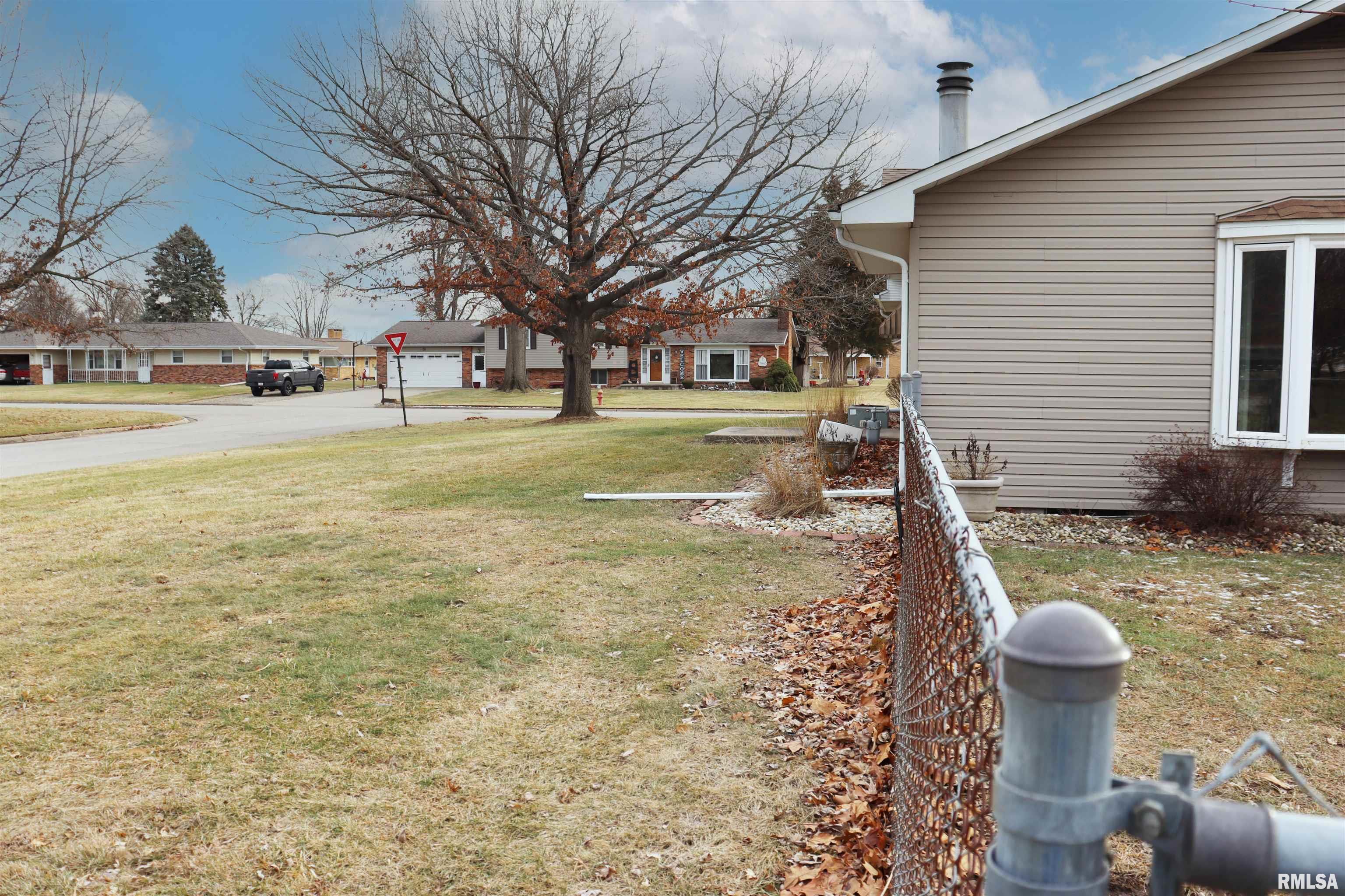 27 Harvester Road Canton, IL 61520 - Photo 4 of 53