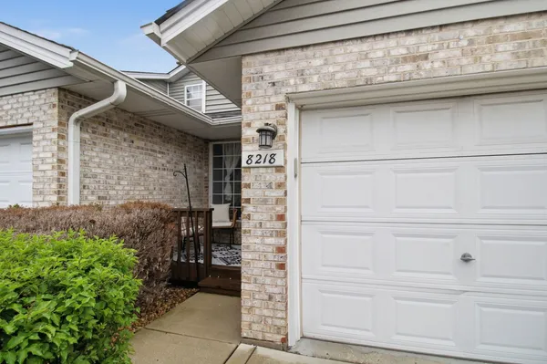 $289,900 | 8218 Daniel Drive, Justice, IL 60458