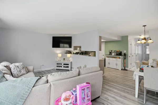$289,900 | 8218 Daniel Drive, Justice, IL 60458
