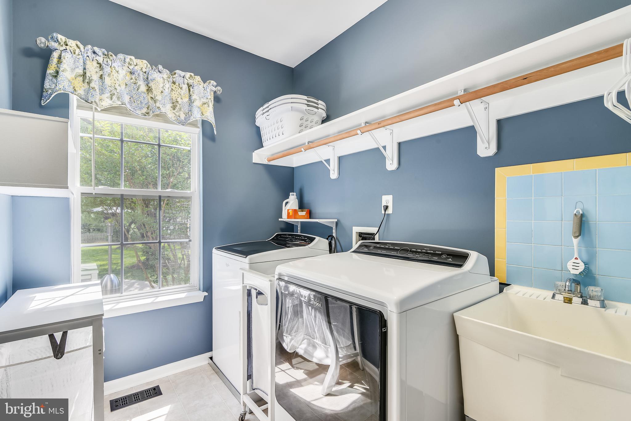 25853 Spring Farm Circle Chantilly, VA 20152 - Photo 27 of 80 Main Level Laundry