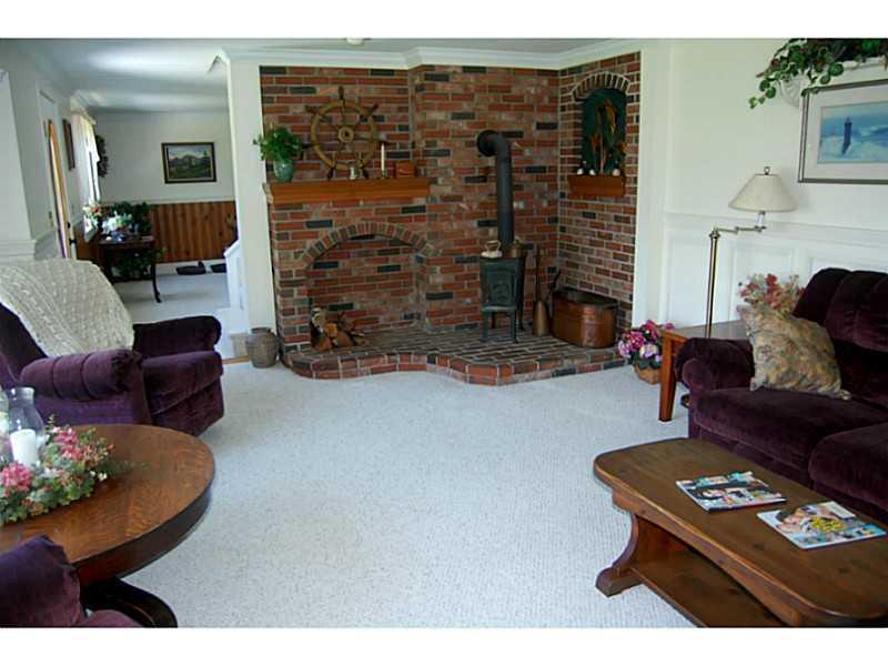 5 Elden Point Road Bailey Island, ME 04003 - Photo 11 of 34 Living Room.