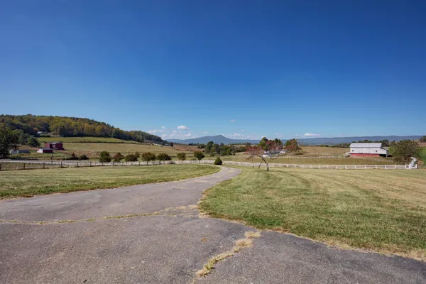 $569,500 | 2834 Brownsburg Turnpike, Raphine, VA 24472