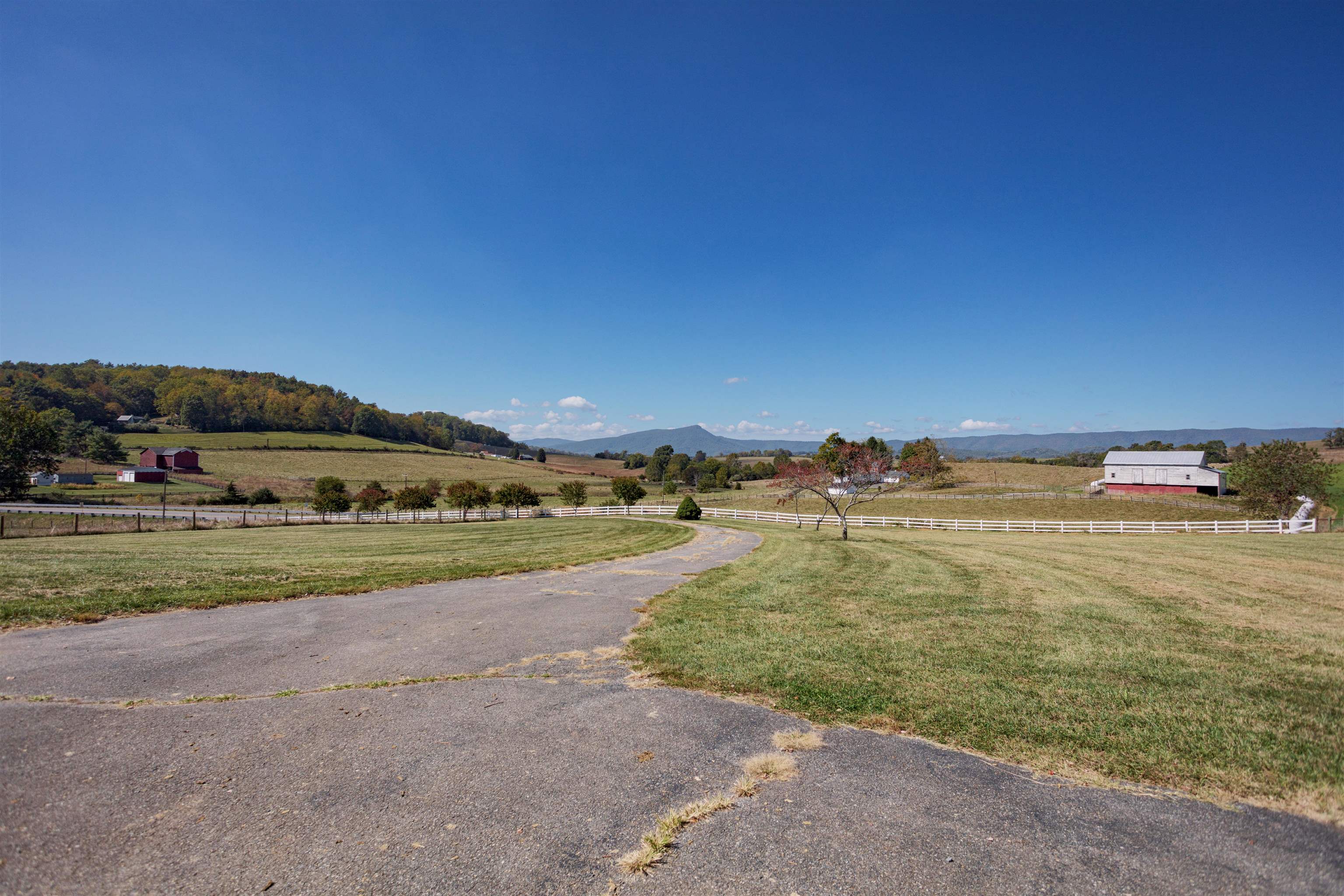 2834 Brownsburg Turnpike Raphine, VA 24472 - Photo 3 of 38 a view of an ocean beach