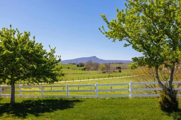 $569,500 | 2834 Brownsburg Turnpike, Raphine, VA 24472