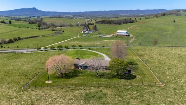 $569,500 | 2834 Brownsburg Turnpike, Raphine, VA 24472