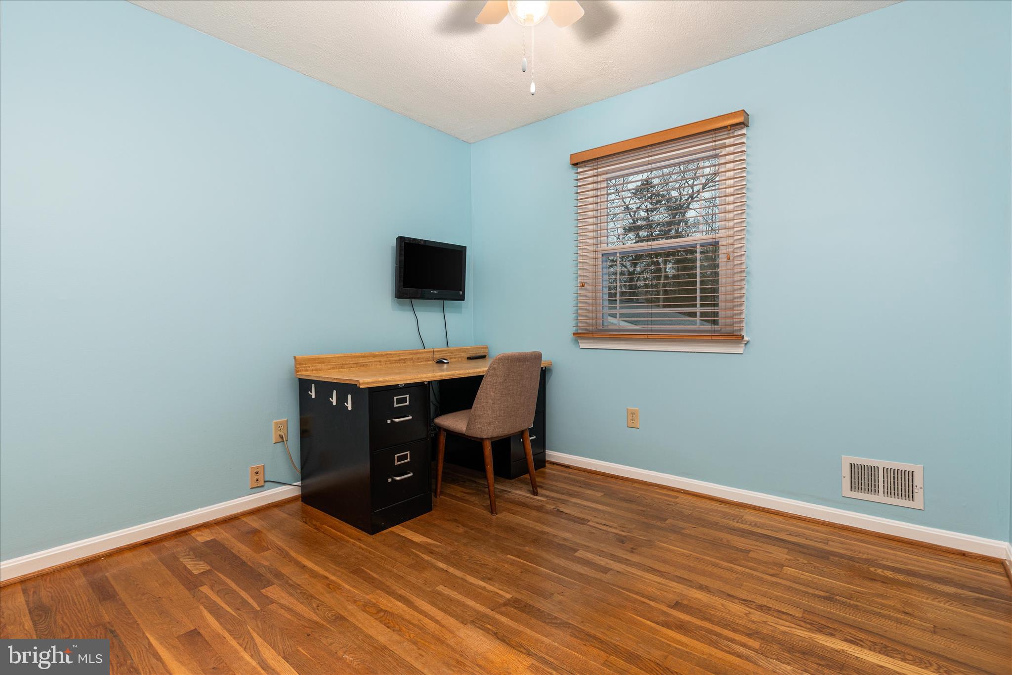 7398 Roxbury Avenue Manassas, VA 20109 - Photo 22 of 75 a room with wooden floor and a window