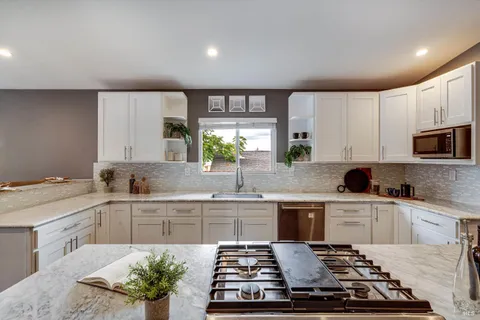 $1,095,000 | 15 Julian Avenue, Napa, CA 94559