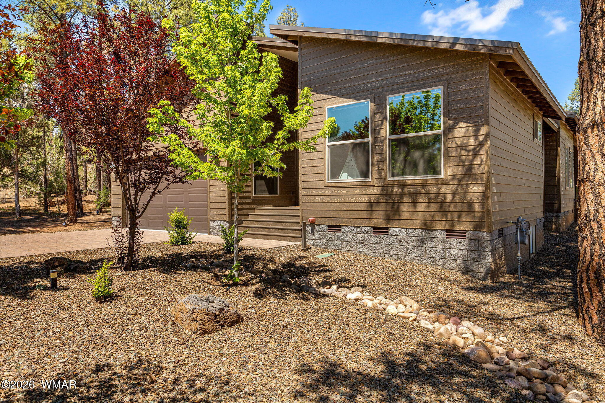 3161 North Eagle Landing Road Show Low, AZ 85901 - Photo 2 of 32 a view of a house with a yard