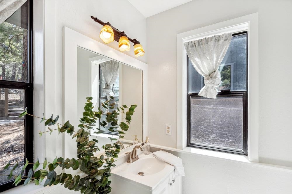 12068 Pine Forest Road Truckee, CA 96161 - Photo 14 of 27 view of hall way with mirror