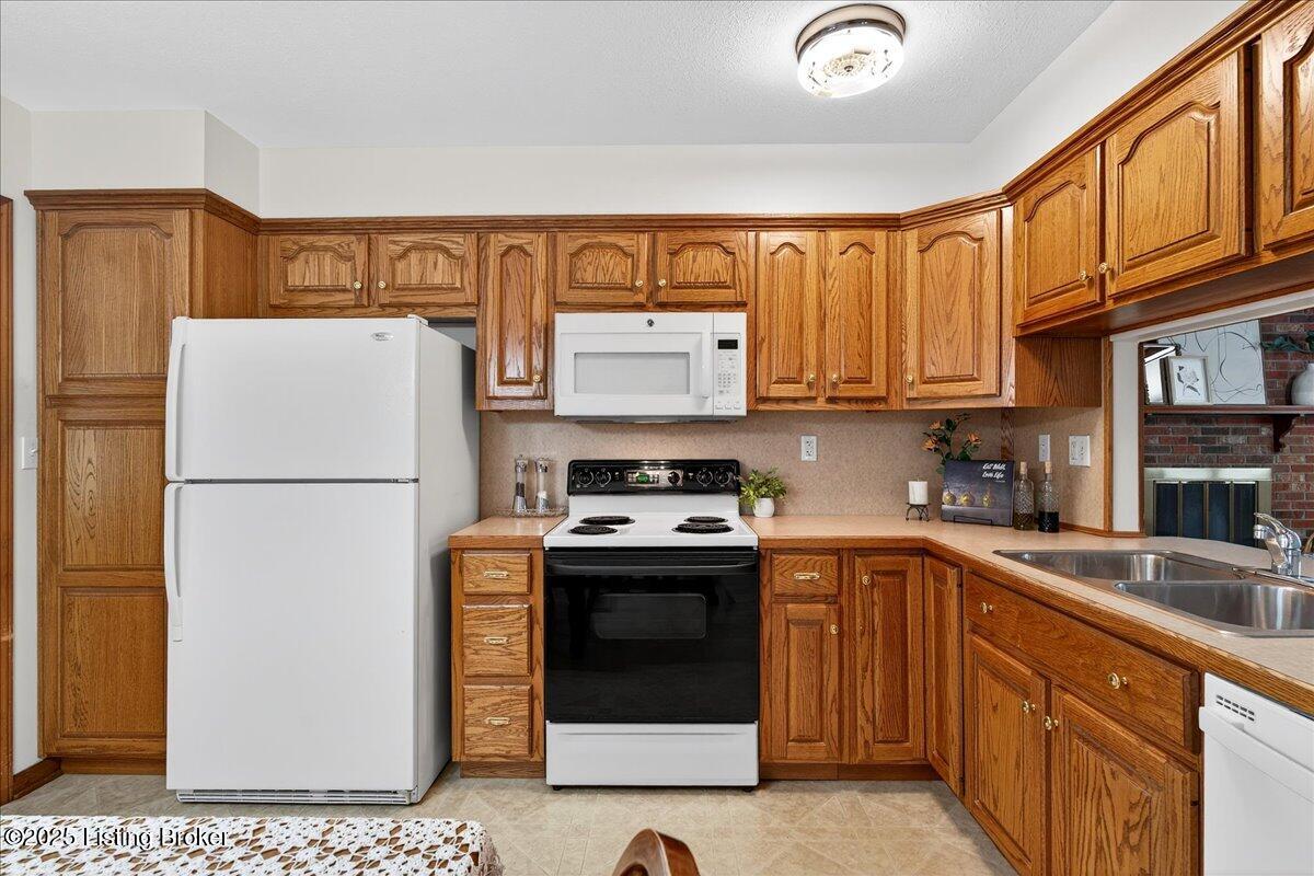 1506 Knight Road Louisville, KY 40216 - Photo 14 of 69 Oak cabinetry