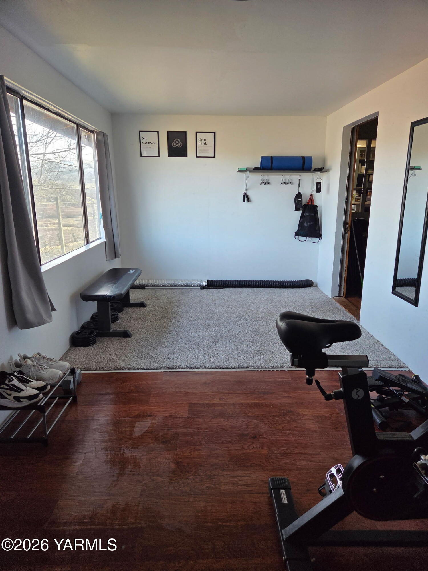 101 West Slavin Road Yakima, WA 98903 - Photo 23 of 37 a living room with hard wood floors