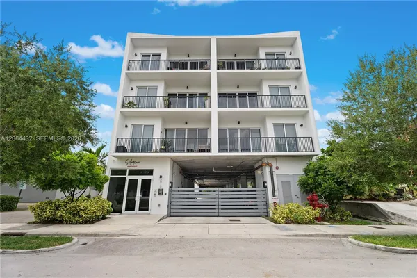 $3,100 | 2010 Southwest 25th Terrace, Unit 305, Miami, FL 33133