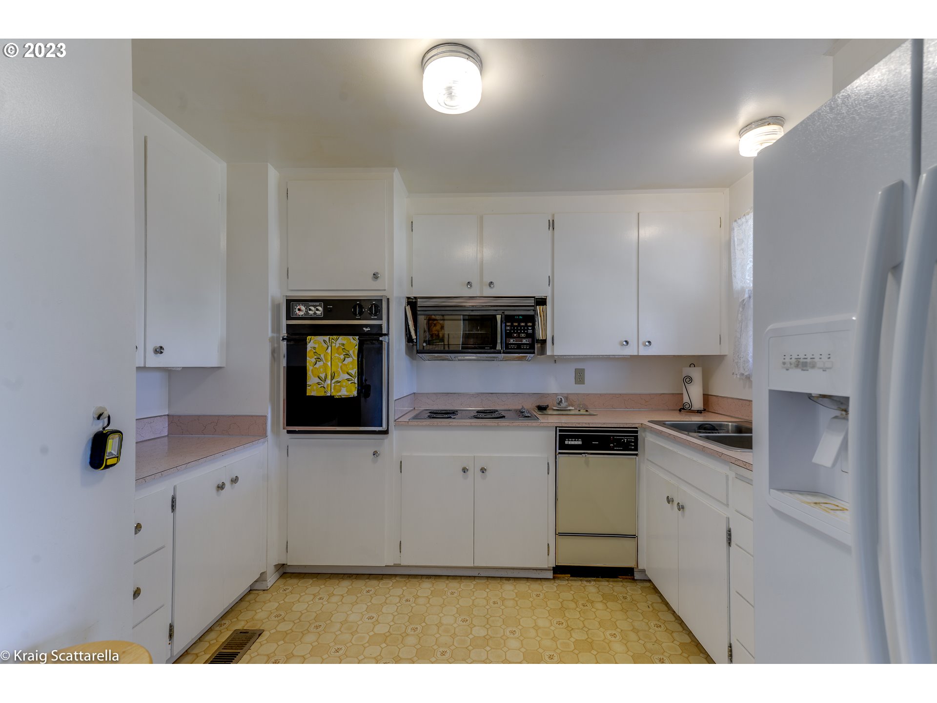 1323 Randolph Road Woodburn, OR 97071 - Photo 9 of 25 Kitchen