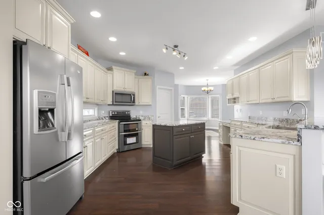 $559,900 | 2076 Pawnee Trail, Columbus, IN 47203