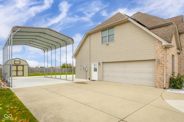 $559,900 | 2076 Pawnee Trail, Columbus, IN 47203