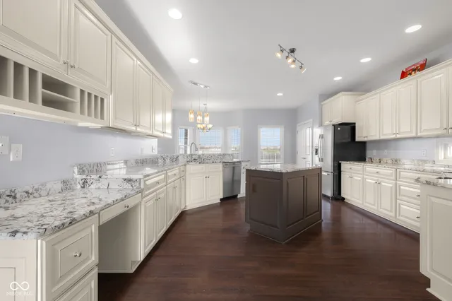 $559,900 | 2076 Pawnee Trail, Columbus, IN 47203