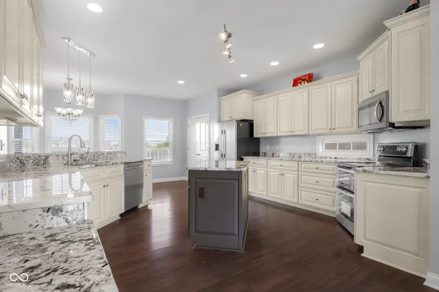 $559,900 | 2076 Pawnee Trail, Columbus, IN 47203