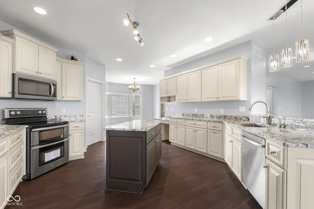 $559,900 | 2076 Pawnee Trail, Columbus, IN 47203