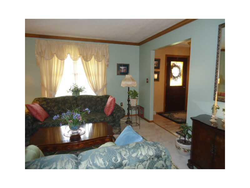 5026 Julia McKees Rocks, PA 15136 - Photo 2 of 18 Living Room.
