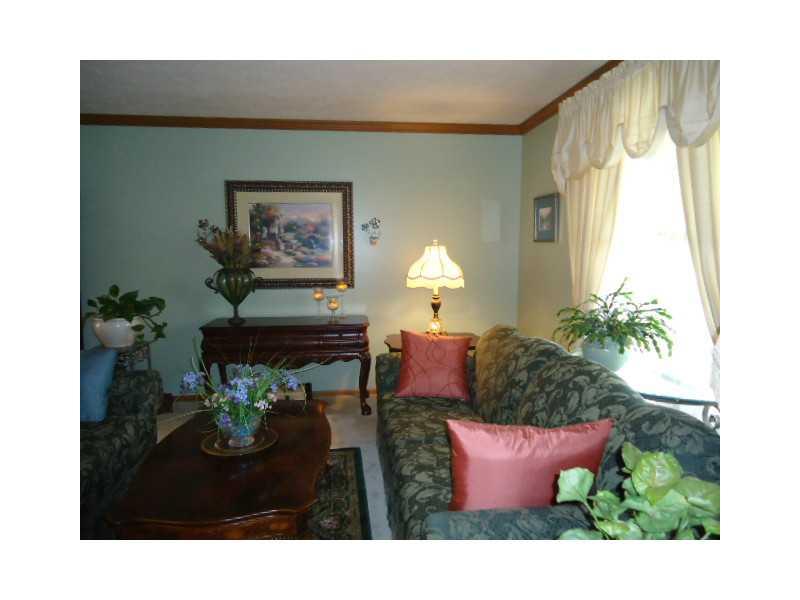 5026 Julia McKees Rocks, PA 15136 - Photo 11 of 18 Living Room.