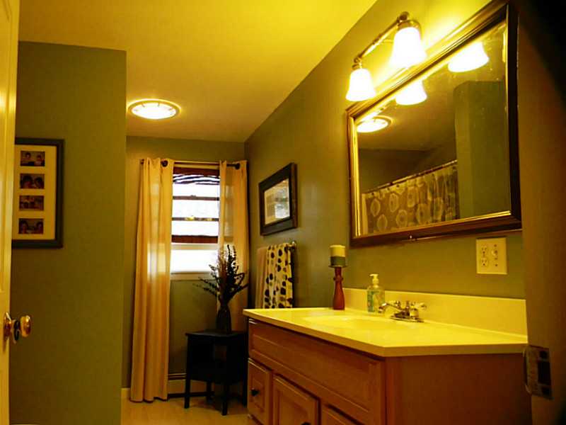 112 Walnut Road Barrington, RI 02806 - Photo 19 of 25 Bathroom. Roomy full upstairs bath