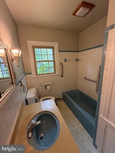 28955 Log Cabin Road Salisbury, MD 21801 - Photo 35 of 39 a bathroom with a sink and bathtub