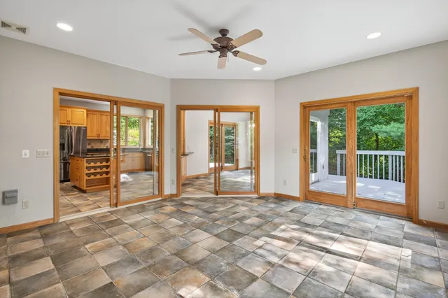 $1,050,000 | 2520 Arbor Court, Mendota Heights, MN 55120
