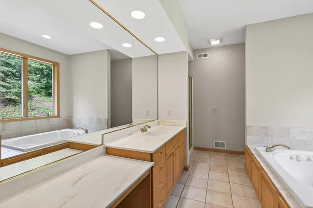 $1,050,000 | 2520 Arbor Court, Mendota Heights, MN 55120