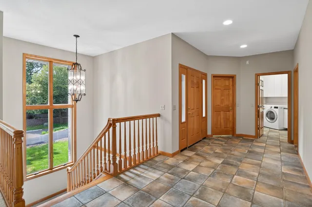 $1,050,000 | 2520 Arbor Court, Mendota Heights, MN 55120