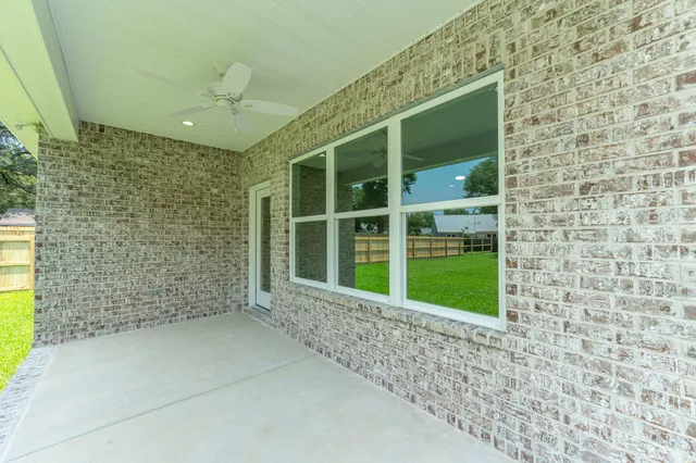 a view of front of a house with a yard