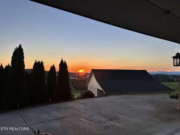 $970,000 | 127 Golf View Boulevard, Dandridge, TN 37725