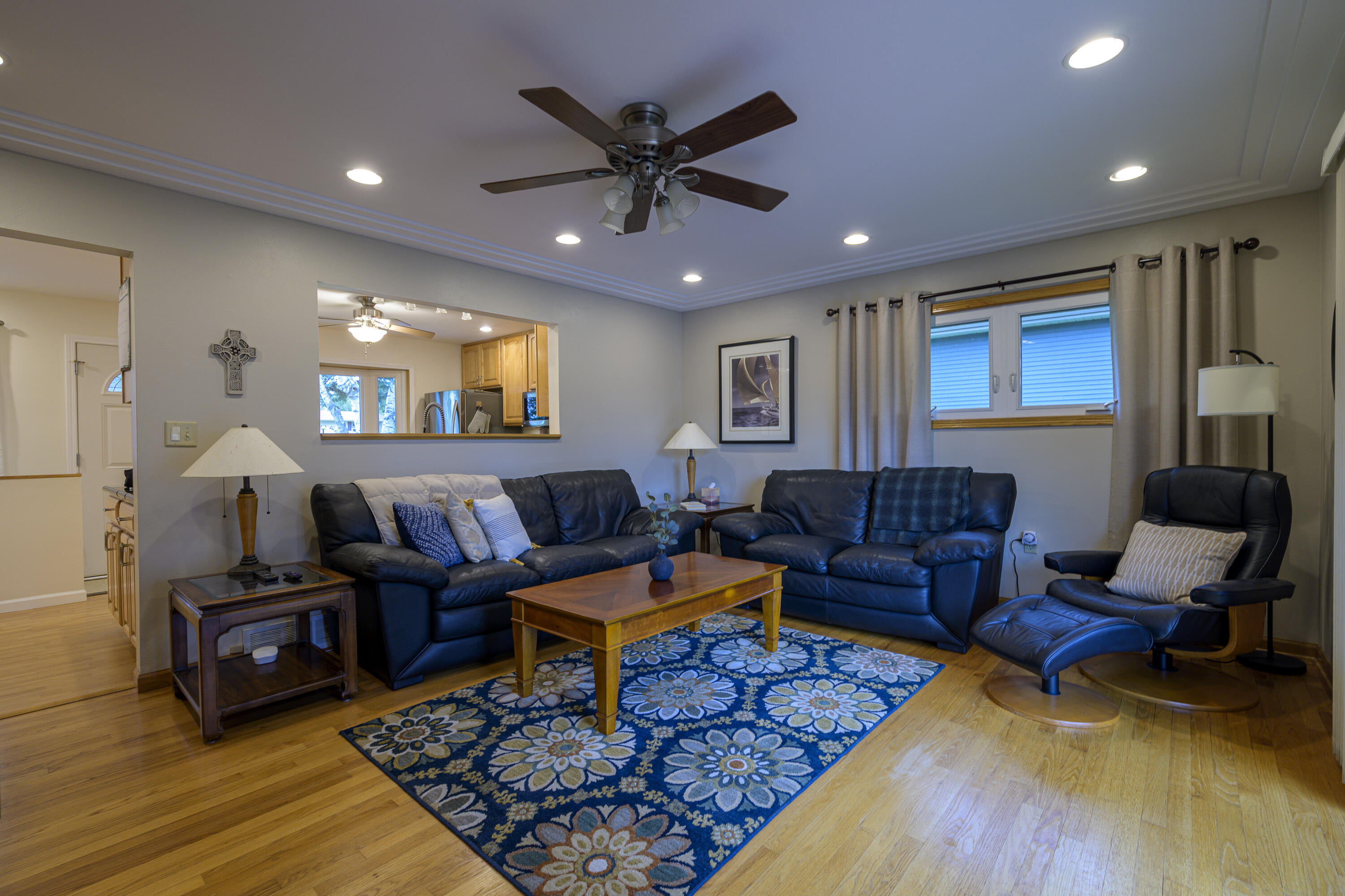 W262S3250 Ridge Road Waukesha, WI 53189 - Photo 5 of 20 Living room