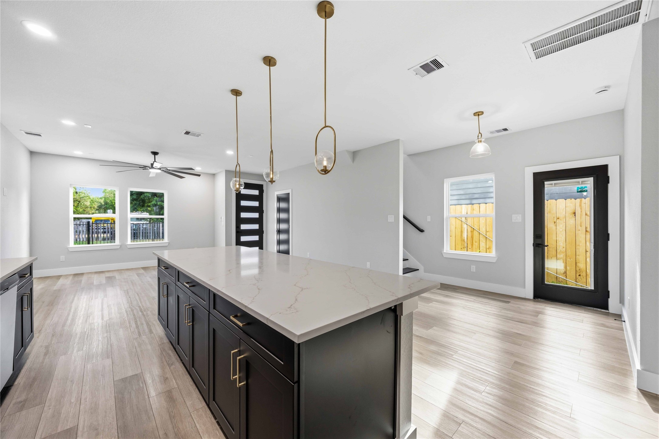 5326 Ridgeway Drive Houston, TX 77033 - Photo 12 of 31 Gallery Image 12
