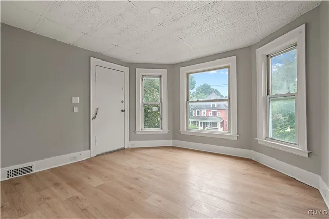 $1,600 | 712 Oak Street, Syracuse, NY 13203