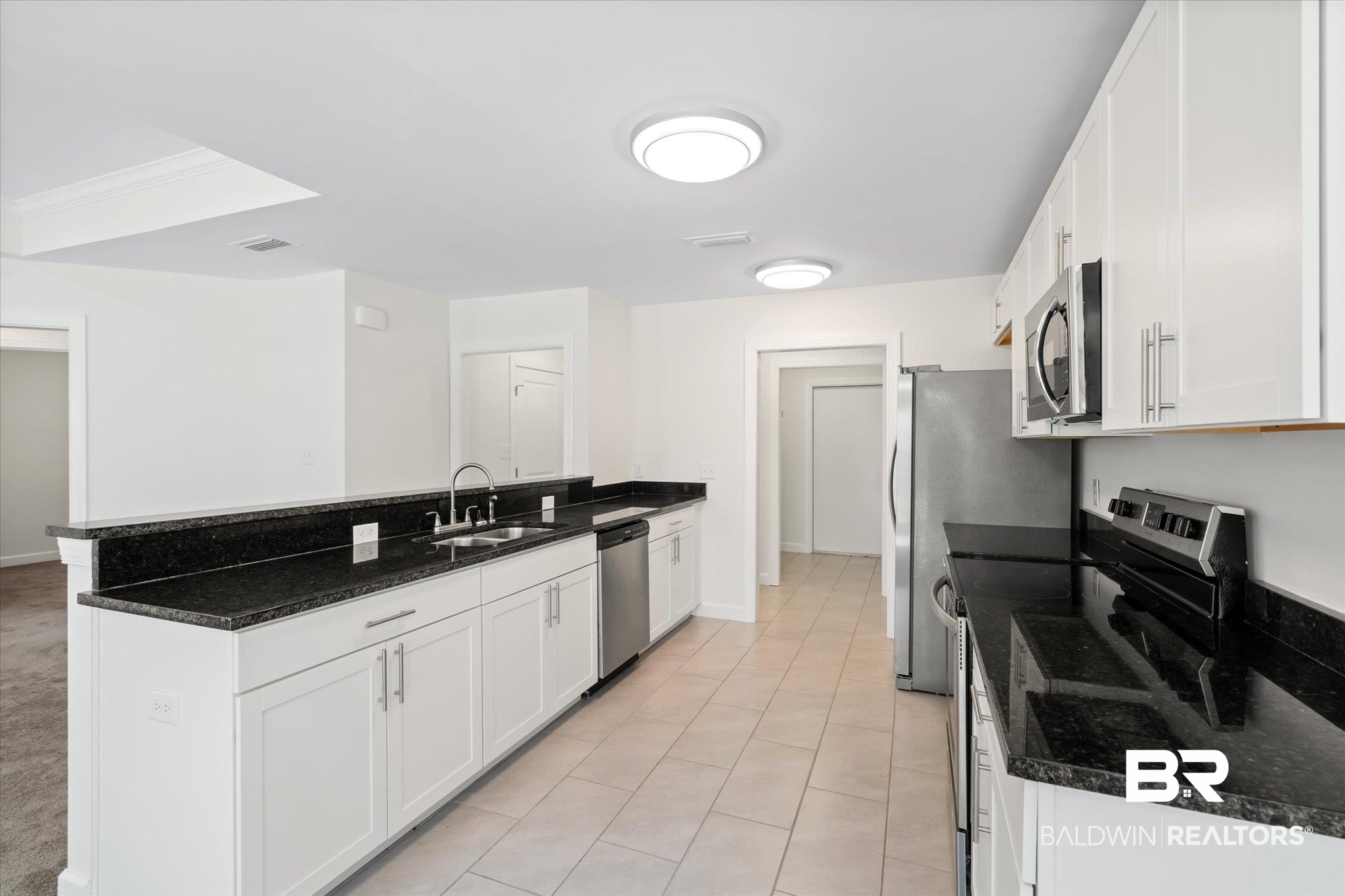 409 Oakleigh Circle Foley, AL 36535 - Photo 3 of 21 Kitchen with All Appliances