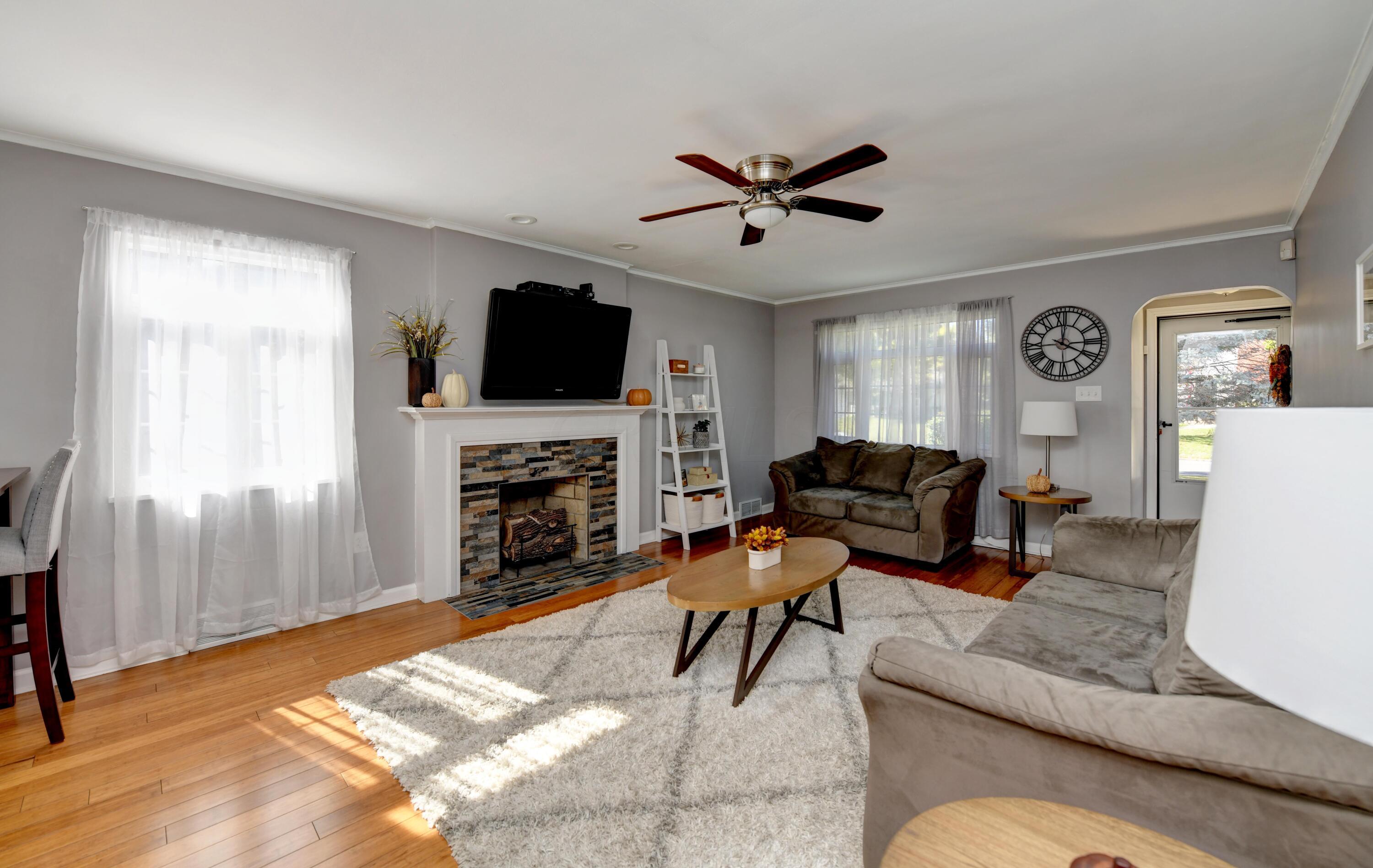 642 Salisbury Road Columbus, OH 43204 - Photo 2 of 32 Living Room (2)