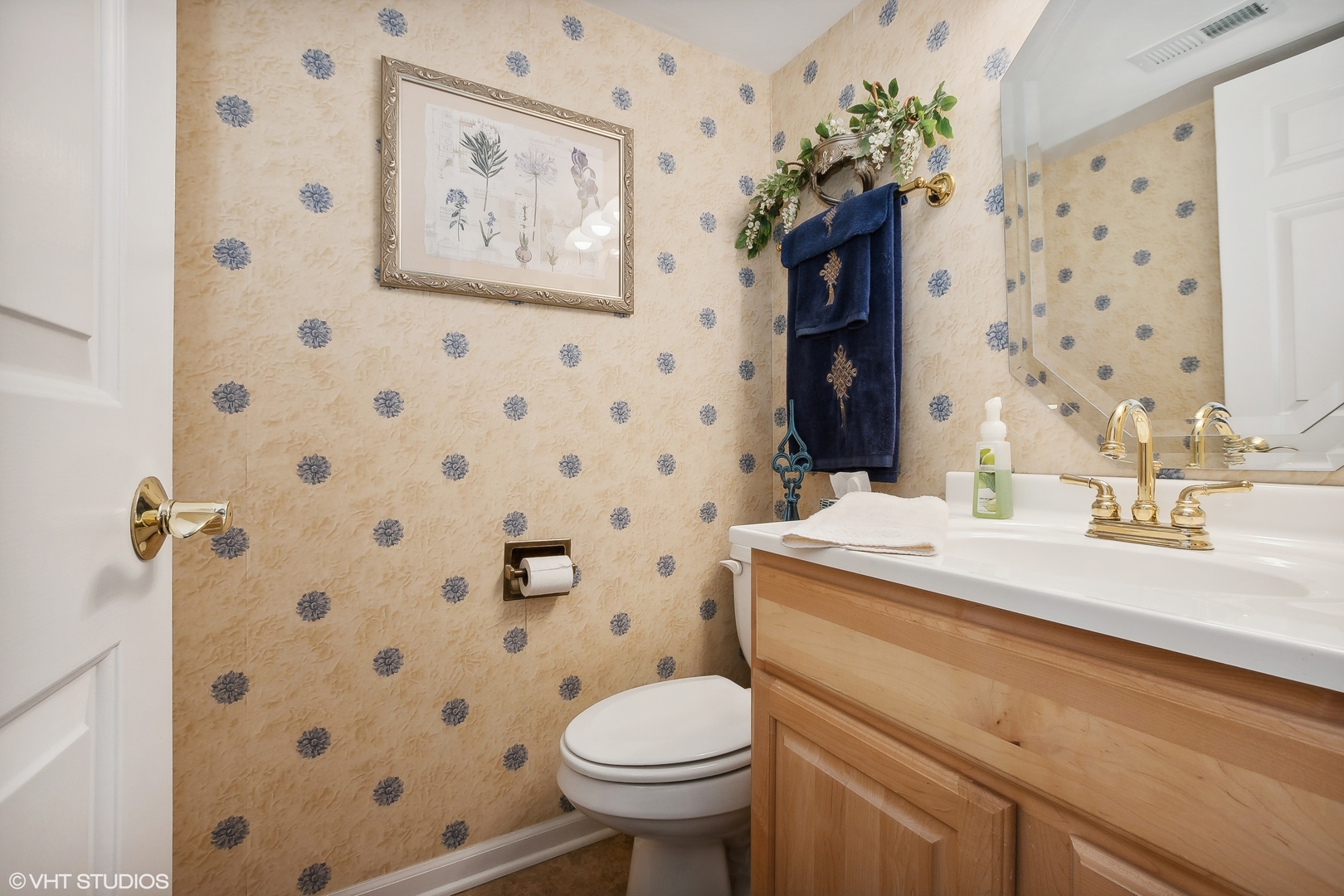 8669 Raintree Lane Orland Park, IL 60462 - Photo 13 of 25 a bathroom with a sink toilet and shower